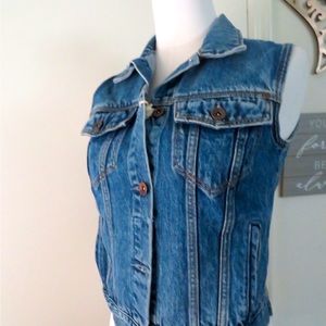 NWT Pull&Bear women Blue Denim Vest Top Sleeveless Button Down Size Small